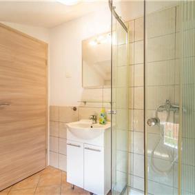 6 bedroom villa with pool near Sveti Lovrec and Poreč, sleeps 12